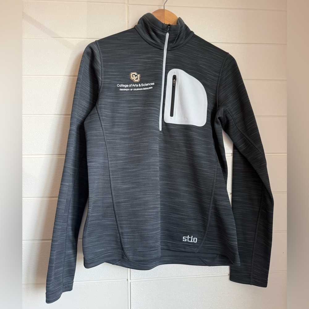 Stio Gannett Peak Charcoal Quarter-Zip with White Accent and College Logo NWOT